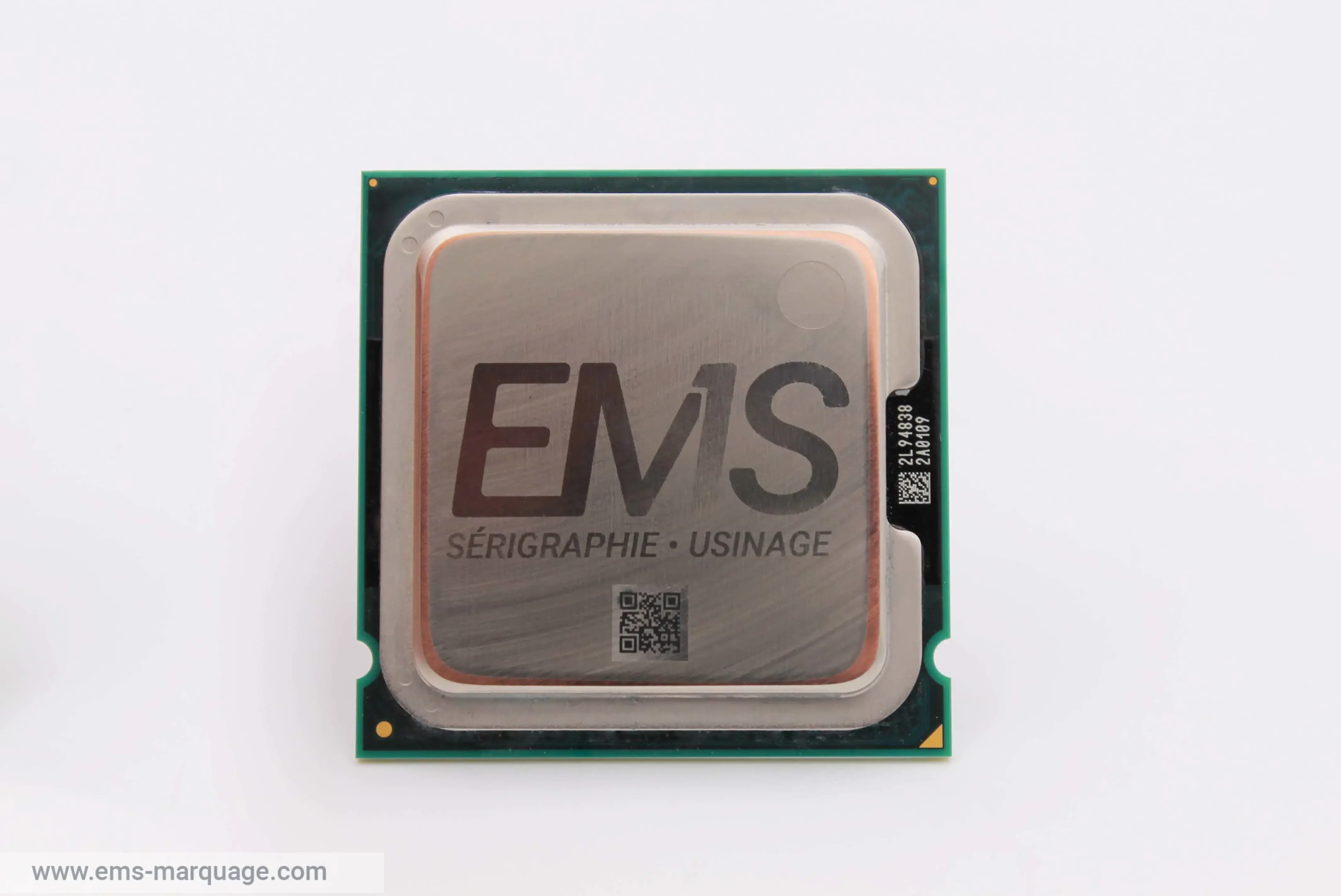 Gravure laser fibre sur puce électronique