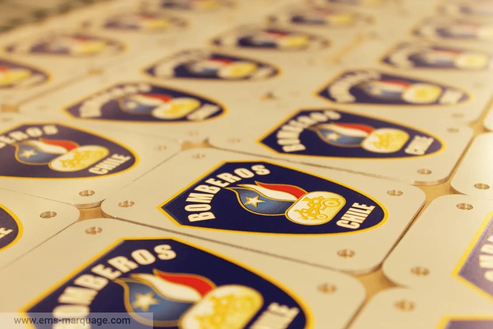 Usinage et impression numérique sur plaque en aluminium anodisé incolore