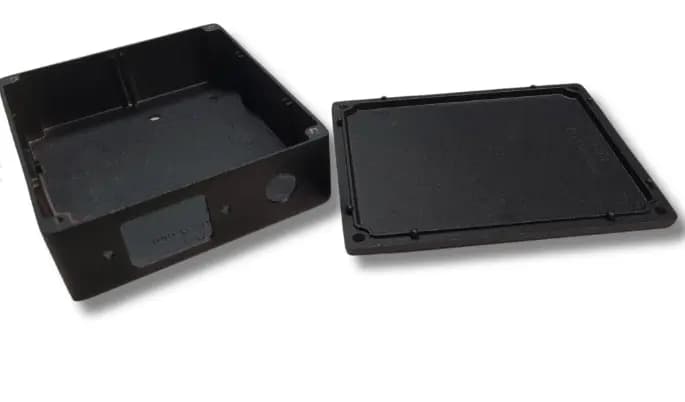 Usinage de boitiers en aluminium brossé