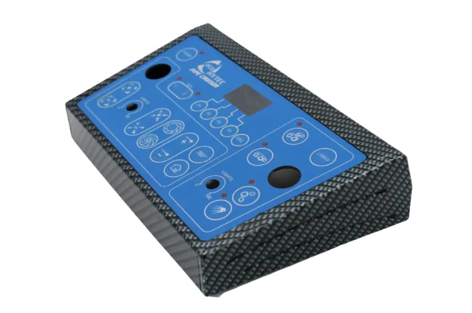 Boîtier télécommande sur mesure effet carbone